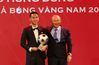 Hài hước khi thầy Park khuyên Quang Hải nhường bóng Vàng