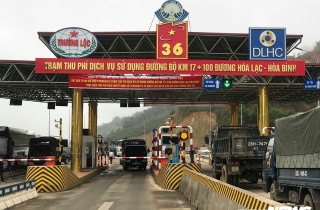 Người dân dừng xe cả 6 làn, tắt máy phản đối thu phí trạm BOT Hòa Lạc - Hòa Bình
