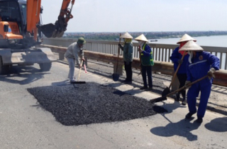 Sửa chữa hơn 1.800 m2 hư hỏng trên mặt cầu Thăng Long