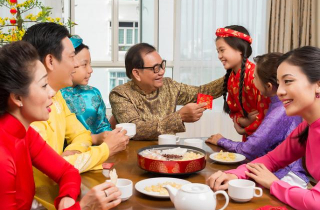Bạn bè tôi có người chi hàng trăm triệu cho 10 ngày Tết