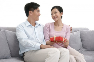 Phụ nữ ơi, đừng biến ngày lễ 8/3 thành ngày lễ… đòi quà