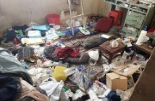 Đi sửa điều hòa, thanh niên sốc khi bước vào căn phòng bẩn như bãi rác