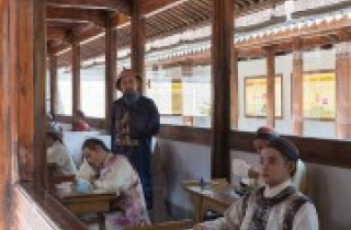 Du khách thích thú đóng vai thí sinh trong phòng thi cổ xưa ở Trung Quốc