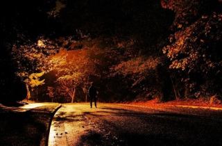 Bí ẩn về người đàn ông không mặt đi lại trên đường như bóng ma