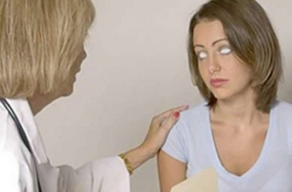 Kỳ lạ cô gái với đôi mắt trắng dã có khả năng nhìn xuyên thấu mọi vật