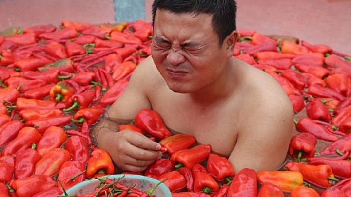 Giới trẻ thi nhau thử thách sức chịu đựng ngâm mình vào bồn nước đầy ớt