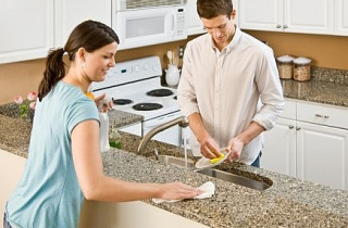 Tôi bị cả nhà chồng chỉ trích vì để chồng rửa bát