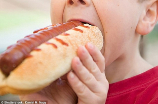 Bé 9 tuổi ngưng tim vì… ăn hot dog.