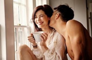 Thói quen hôn vợ buổi sáng giúp tăng tuổi thọ ở đàn ông
