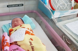 Sản phụ sinh con khi… dừng đèn đỏ