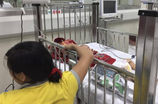 Uống nhầm chai dầu để thắp đèn, bé trai nguy kịch