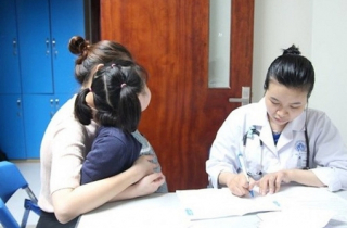 Bé gái 4 tuổi dậy thì, 5 tuổi mãn kinh