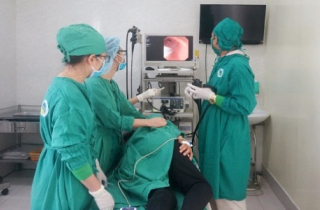 Dùng tăm tre xỉa răng, một cụ bà suýt thủng ruột