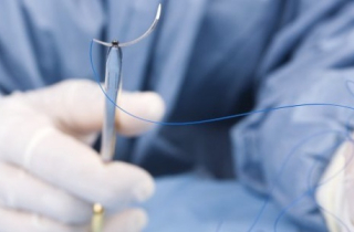 Chàng trai bị thương ở tay được chỉ định khâu âm đạo