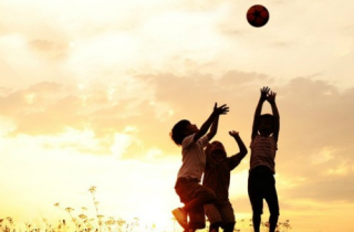 Chơi ngoài trời - chìa khóa để con bạn phát triển toàn diện