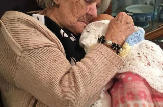 Cụ bà mất trí hát ru búp bê vì tưởng là cháu