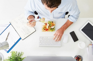 Đàn ông chậm lấy vợ cũng được nhưng đừng để \'ế bồ\' quá lâu