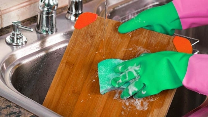 Vệ sinh thớt bằng nước rửa bát và những sai lầm thường mắc phải