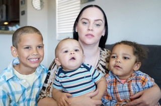 Tại sao người phụ nữ đẻ thuê mang bầu cả con khách và con mình?