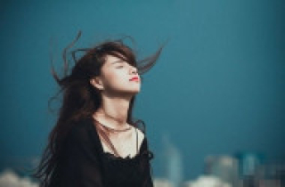 Đàn bà: Đủ đau em sẽ bước ra khỏi nỗi đau