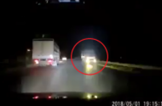 Video: Hoảng hốt cảnh xe tải \