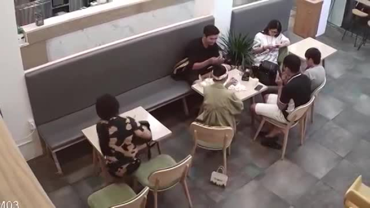 Clip: Camera ghi hình bé gái trộm túi xách trong quán trà sữa gây xôn xao