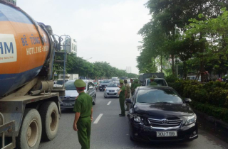 Tránh xe máy đi ngược chiều, 4 ô tô tông va liên hoàn trên phố Hà Nội