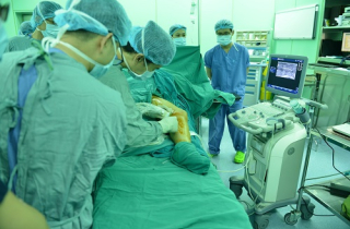 Dùng keo sinh học chữa suy giãn tĩnh mạch