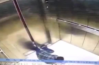 Video: Mải nhìn điện thoại, người phụ nữ bị thang máy kẹp gãy chân