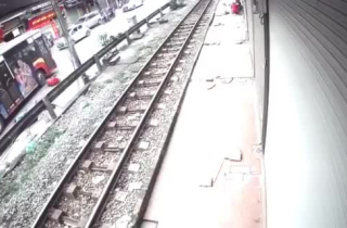 Clip: Truy tìm kẻ đi xe máy ngược chiều khiến 1 người chết thảm dưới bánh xe buýt