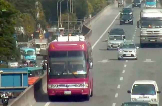 Xe khách đi lùi 2 km ở đường trên cao bị phạt một triệu đồng
