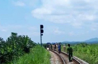 Lái tàu trượt chân ngã thiệt mạng trong cabin ở Phú Thọ