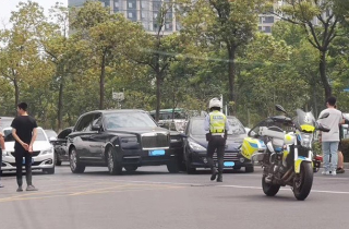 Nữ tài xế lái xe Peugeot đụng SUV siêu sang Rolls-Royce Cullinan