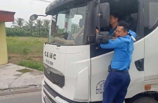 Ôtô quá tải vọt ga bỏ chạy mặc thanh tra giao thông bám cửa xe
