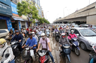 Tắc đường, đi xe lên vỉa hè bị phạt bao nhiêu?