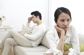 Chồng thoáng với người ngoài nhưng chi li với vợ con