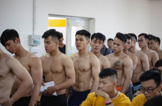 Nguyên dàn trai đẹp body 6 múi đổ bộ tại ĐH Hutech khiến hội chị em “bấn loạn”