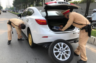 Thay lốp, đổ xăng giúp dân - hình ảnh đẹp của Cảnh sát giao thông