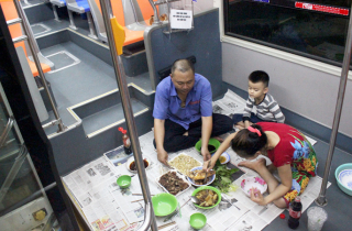Vợ chồng Sài Gòn sống trên xe bus
