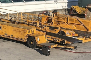 Khách chuẩn bị bay thấy vali bị quên trên đường băng