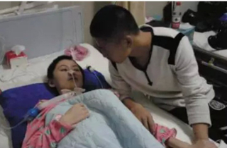 Chàng trai tận tụy chăm sóc bạn gái sống thực vật suốt 2 năm và vở kịch che giấu tội ác phía sau