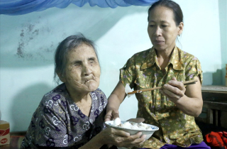 Nhận người dưng về chăm sóc, phụng dưỡng như mẹ ruột