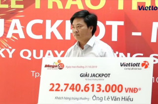 Không đeo mặt nạ, người đàn ông lên nhận hơn 22 tỉ đồng trúng Vietlott