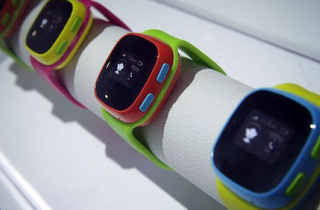 Chính phủ Đức khuyên cha mẹ phá huỷ smartwatch của con