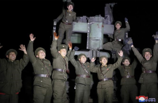 Triều Tiên công bố loạt ảnh cận cảnh vụ phóng tên lửa Hwasong-15