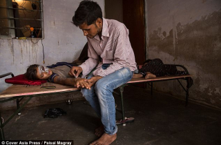 Thảm cảnh của cô gái xinh nhất vùng bị phá hủy nhan sắc vì tố cáo cha đẻ