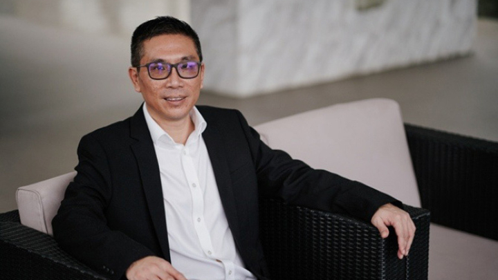 Bị bạn gái chê, chàng công nhân trở thành CEO công ty 3.000 nhân viên