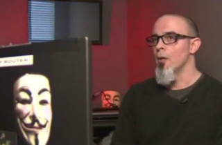 Từ nhân viên tình báo trở thành hacker siêu đẳng của Anonymous