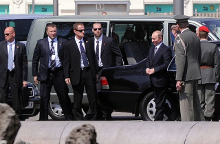 Đội cận vệ theo sát ông Putin khi công du nước ngoài