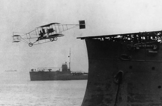 Cú cất cánh thót tim của máy bay Mỹ từ tàu chiến năm 1910